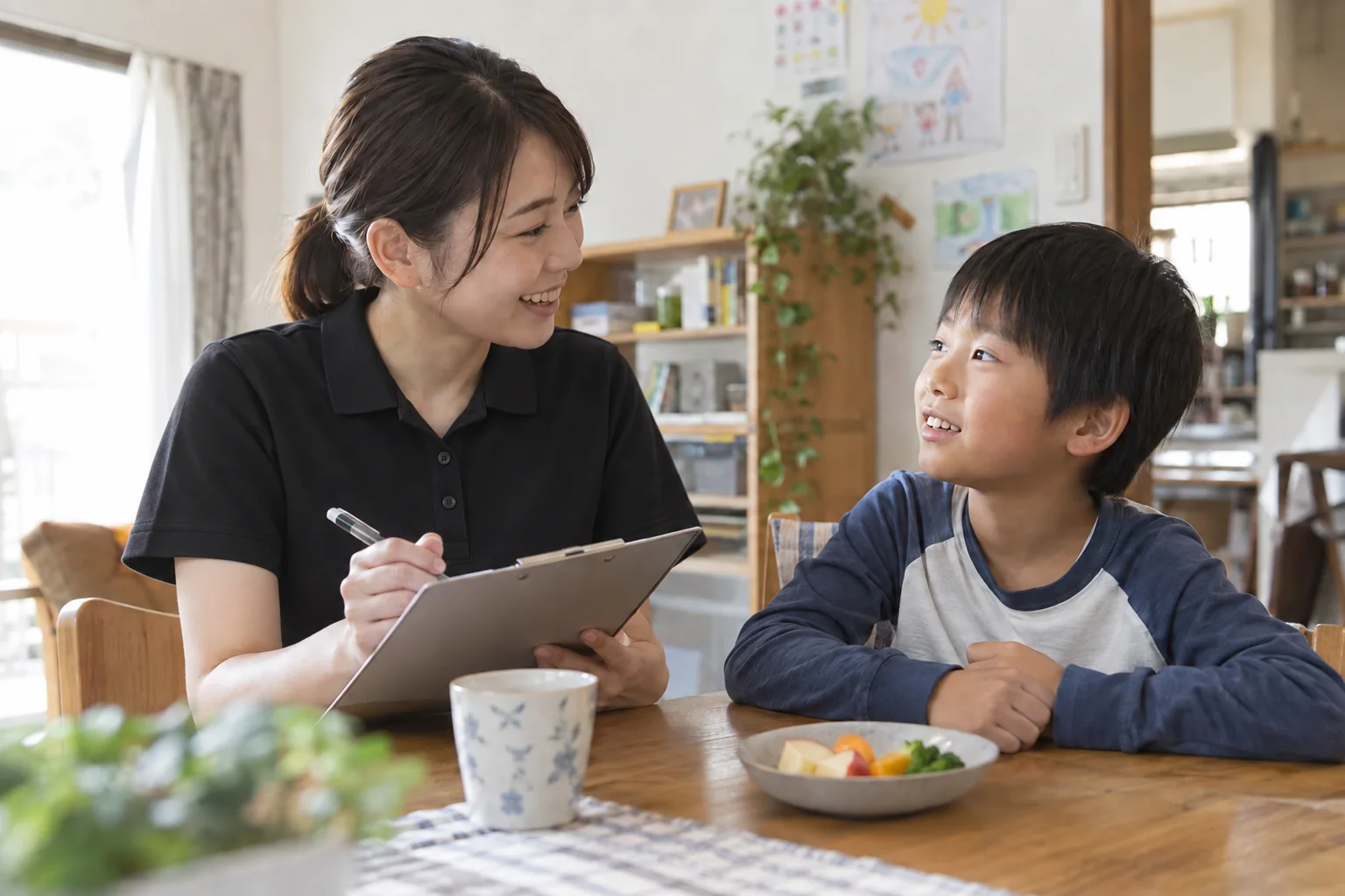 日常の様子を聞く看護師（イメージ）