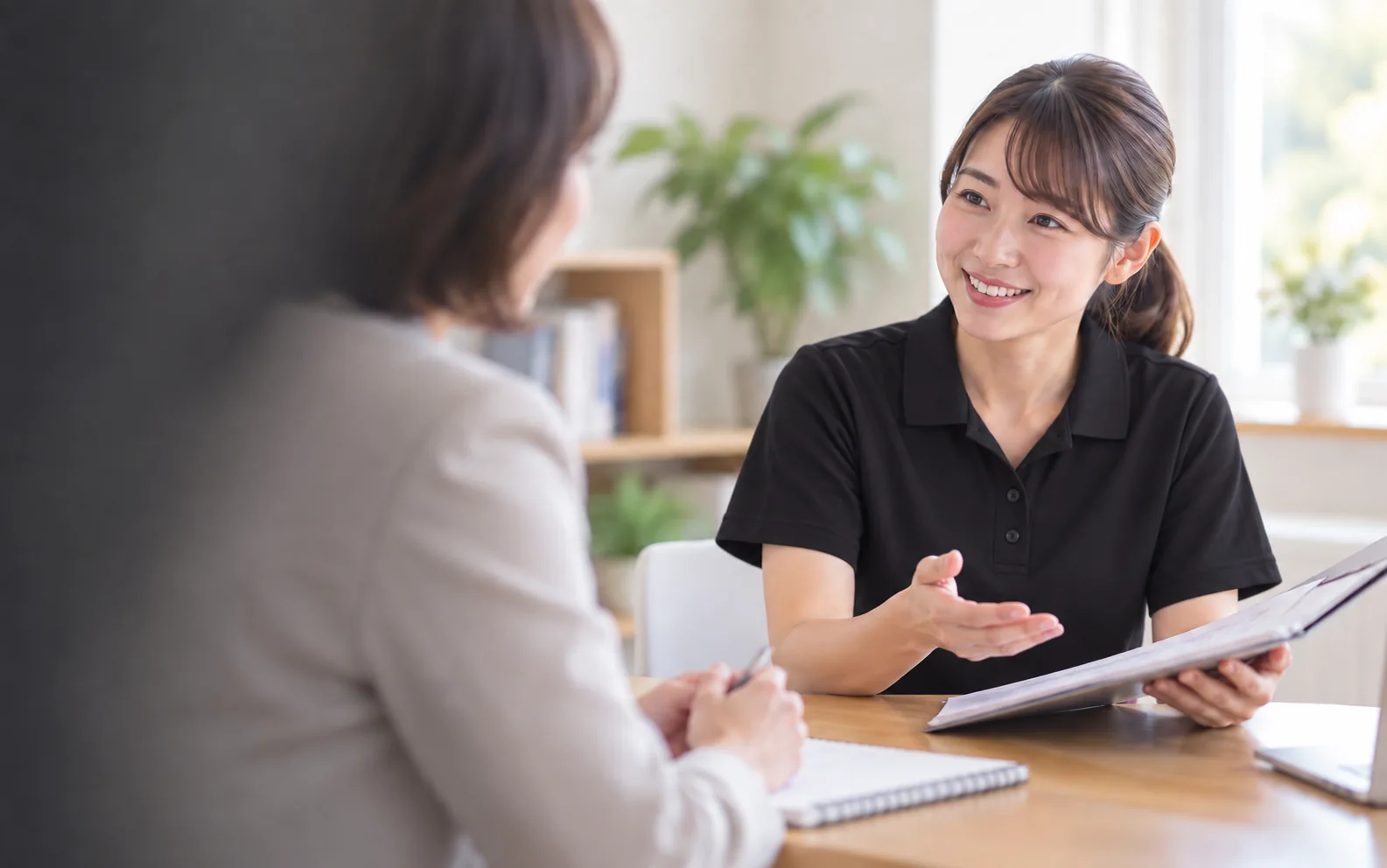 紹介前の相談に応じる看護師